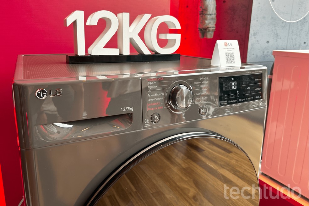 VC5 é o modelo de entrada da nova linha de máquinas de lavar smart da LG e tem capacidade de 12kg — Foto: Eduardo Bartkevihi/TechTudo