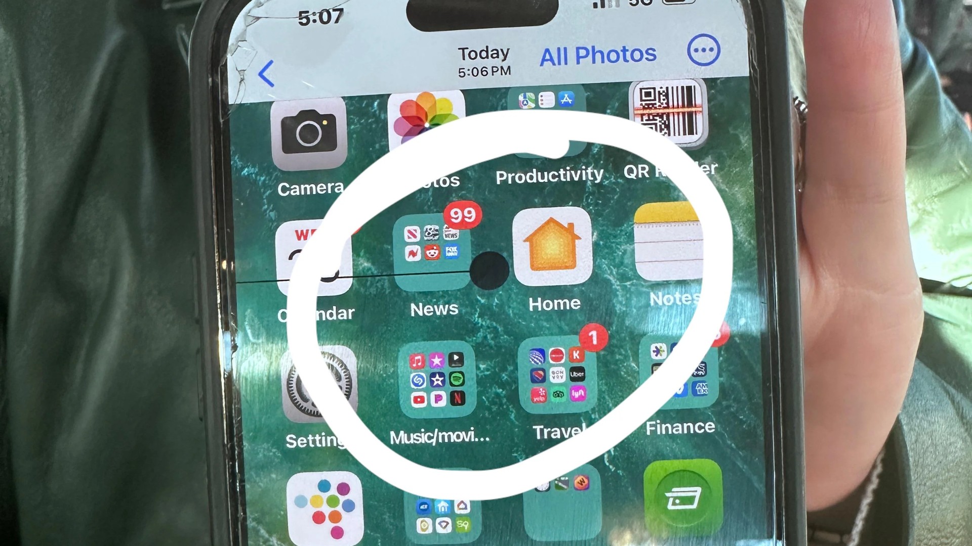 Bolinha preta na tela do celular? Veja o que pode ser e como resolver