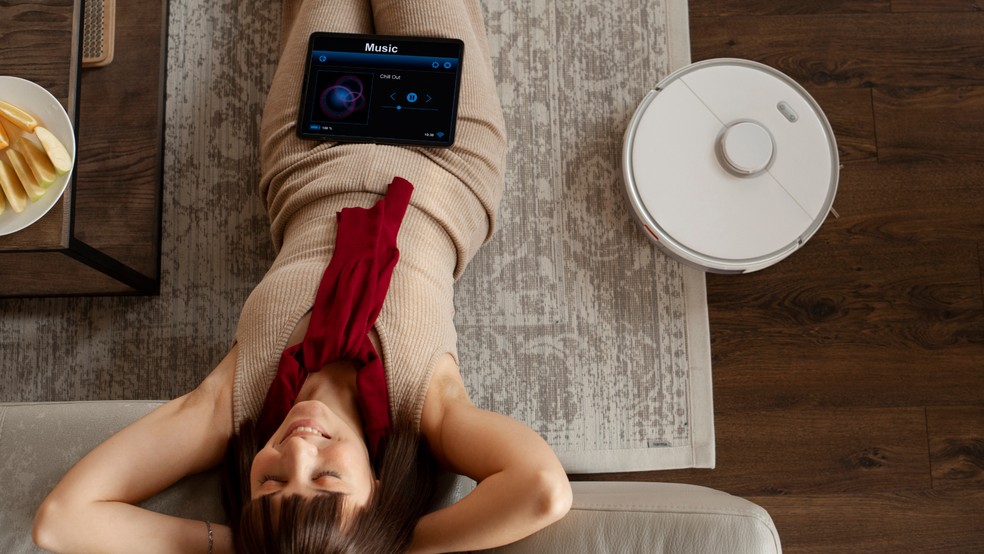 Robô aspirador multifuncional faz todo trabalho por você, varre, aspira e passa pano, enquanto você descansa — Foto: Reprodução/Freepik
