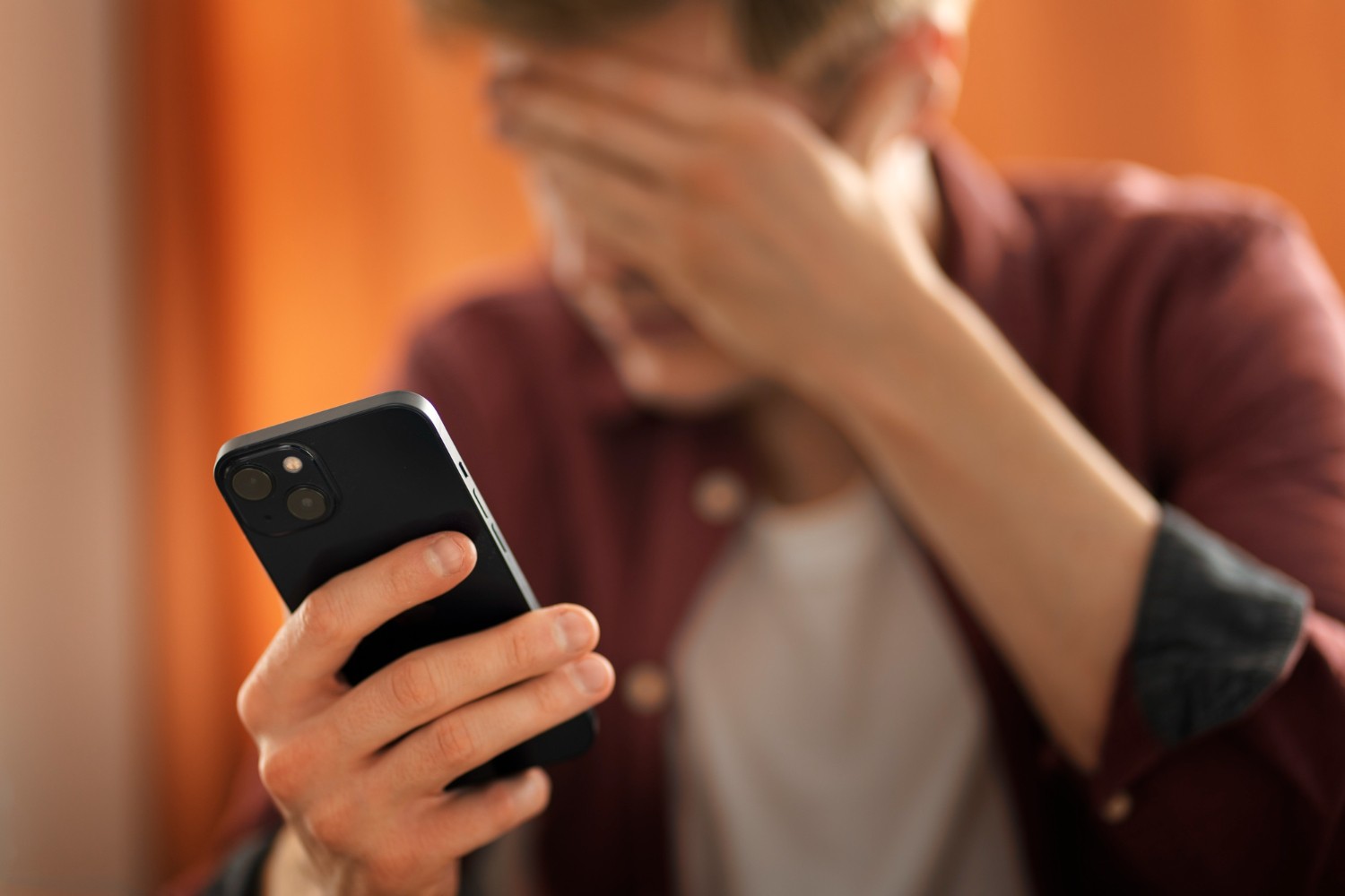 Veja o que acontece com seu corpo ao passar 8h no celular todos os dias