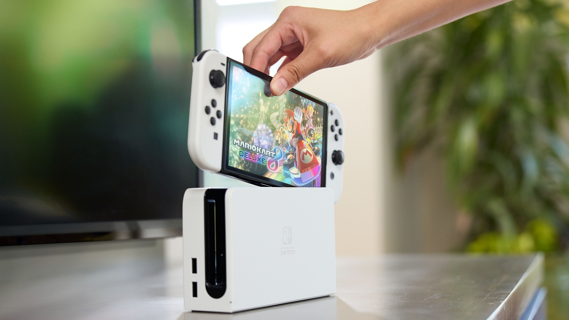 Uma-pessoa-guardano-o-Console-Nintendo-Switch-Oled Uma-pessoa-guardano-o-Console-Nintendo-Switch-Oled