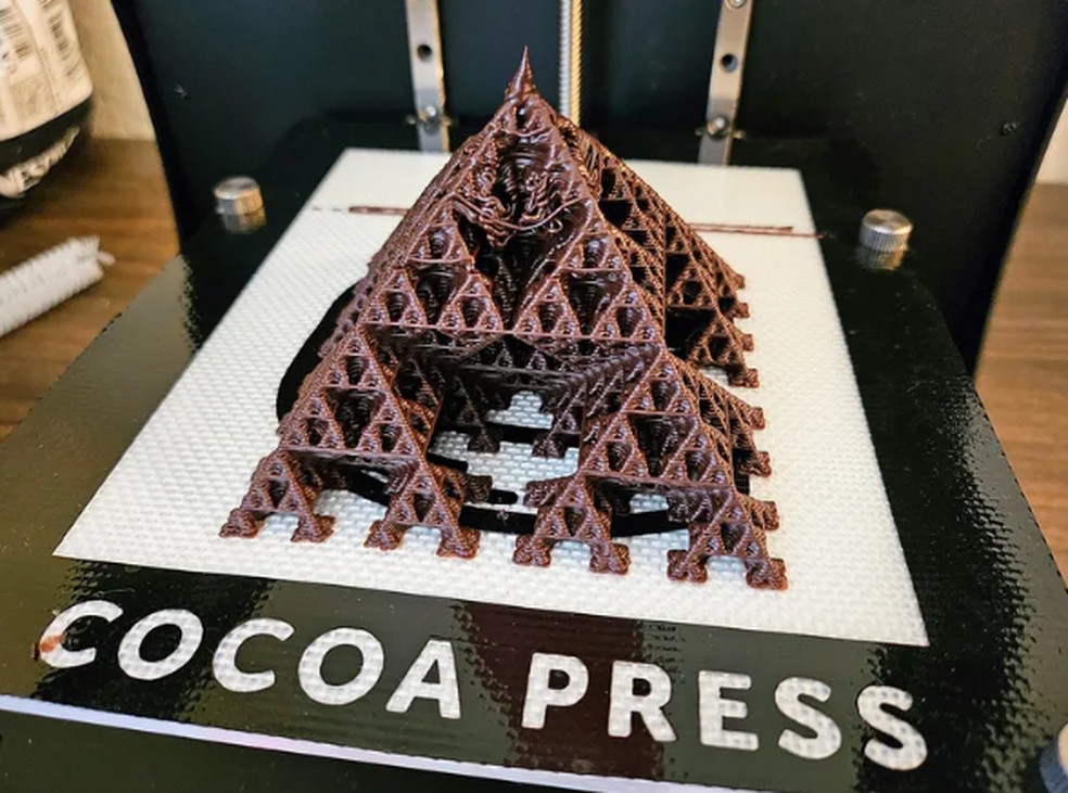 Homem utiliza chocolate em impressora 3D para criar objetos comestíveis; veja o vídeo completo — Foto: Reprodução/The Verge