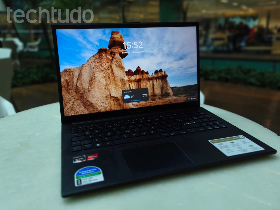 ASUS Vivobook Go 15 (com marca) — Foto: Julia Rabaça/TechTudo