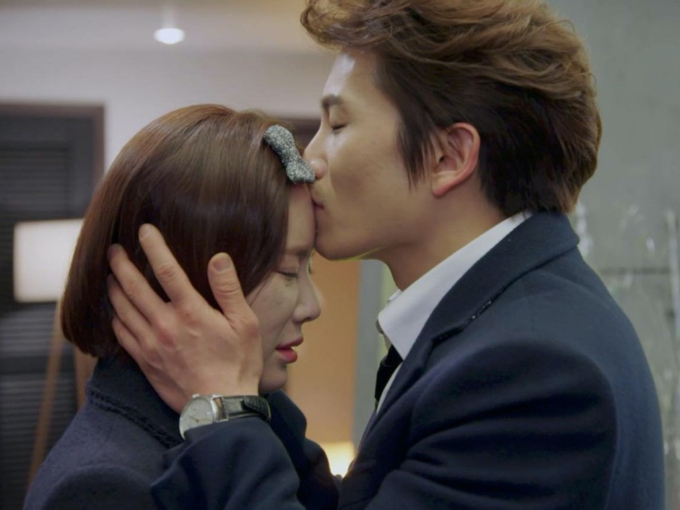 Em Kill Me, Heal Me, jovem com TDI precisa de ajuda de psiquiatra — Foto: Reprodução/IMDb