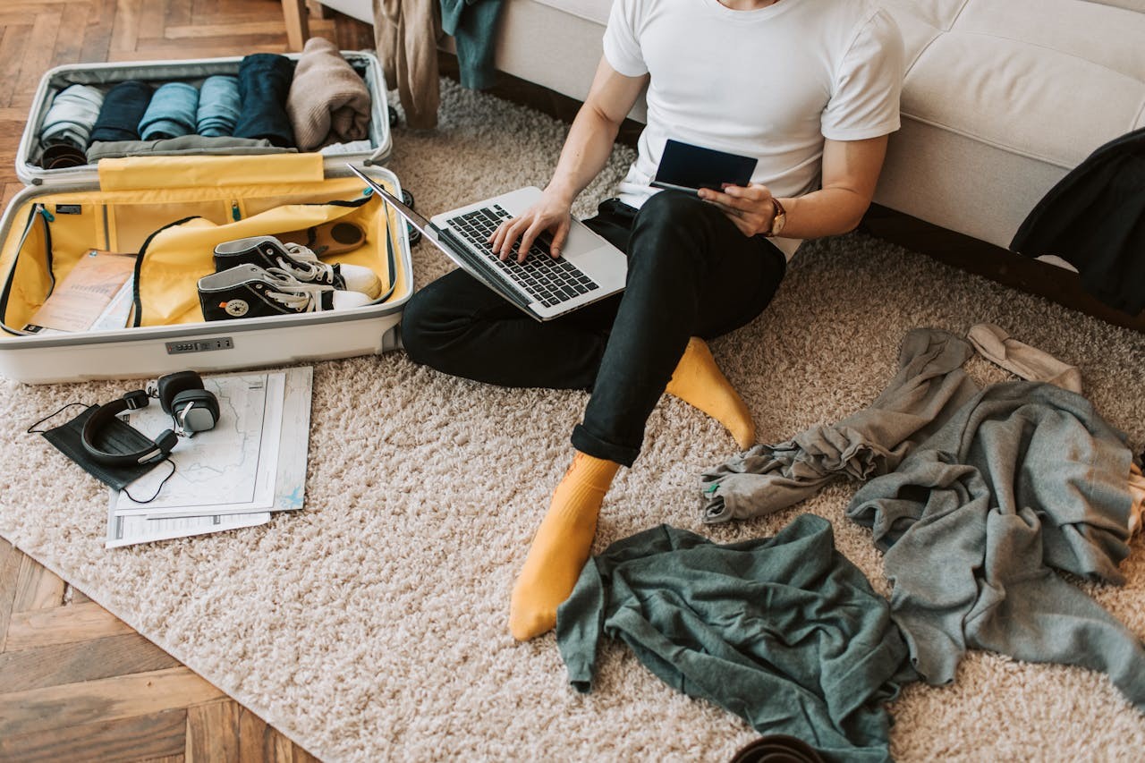 Um-Rapaz-Usando-Notebook-Leve-e-Pequeno-Antes-de-Guarda-lo-na-mala-de-viagem Um-Rapaz-Usando-Notebook-Leve-e-Pequeno-Antes-de-Guarda-lo-na-mala-de-viagem