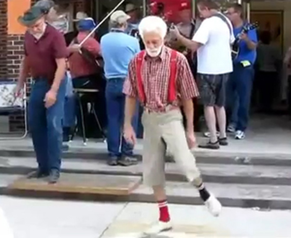 Idoso dança de forma engraçada e vira piada na web