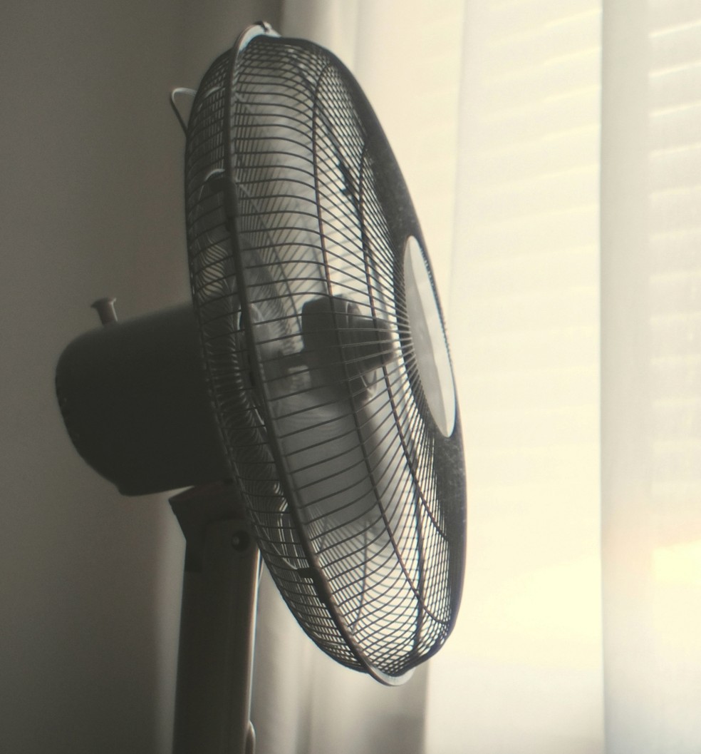 É possível limpar o ventilador sem desmontar, mas é preciso ter cuidado — Foto: Reprodução/Unsplash (Andrew George)
