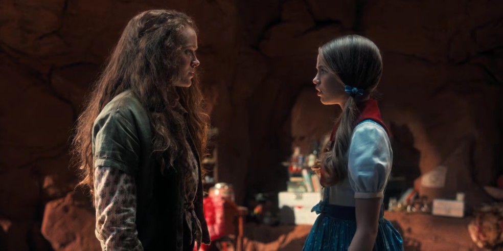 Max e Holly se unem contra Henry/Vecna — Foto: Reprodução/Still Watching Netflix