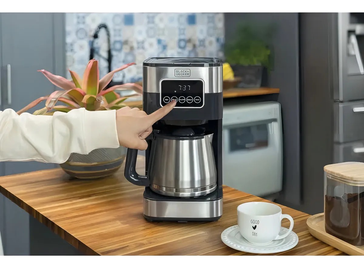 O que significa luz vermelha piscando na cafeteira? Entenda de uma vez
