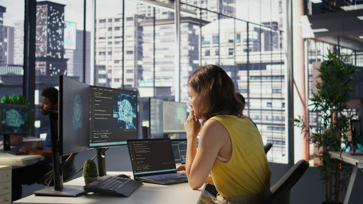 É possível ser demitido por usar IA no trabalho? Veja o que dizem especialistas