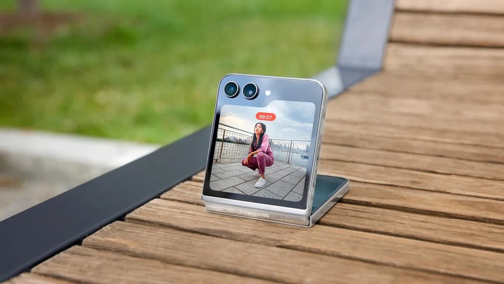  Galaxy Z Flip 5 sendo usado como tripé — Foto: Divulgação/Samsung