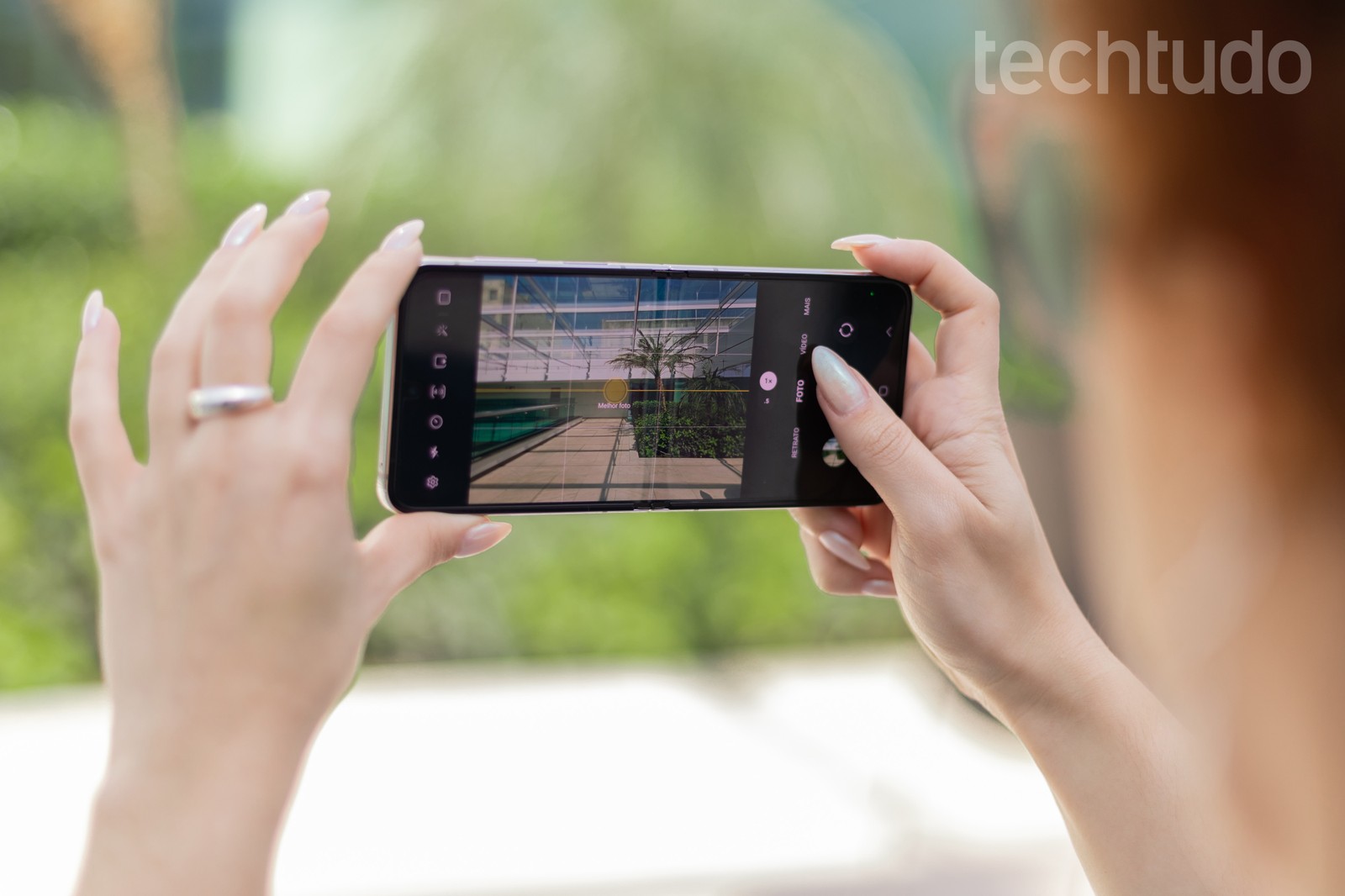 Tirando foto com a câmera traseira do Galaxy Z Flip 5 — Foto: Mariana Saguias/TechTudo