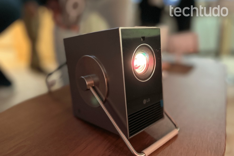 LG Cine Beam é projetor portátil 4K de até 120' rival do Freestyle