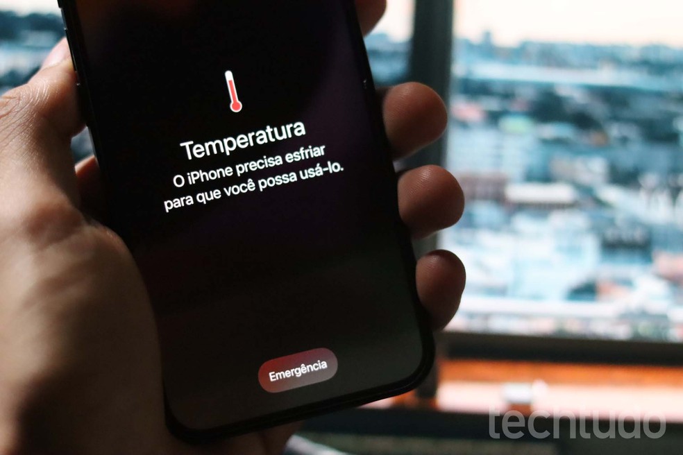 iPhone quente com superaquecimento e aviso de temperatura — Foto: Danilo Paulo de Oliveira/TechTudo
