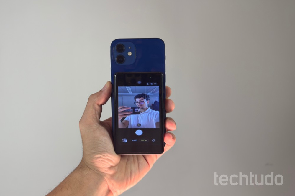 Monitor de selfie magnético espelha tela do celular para fotos perfeitas; veja teste