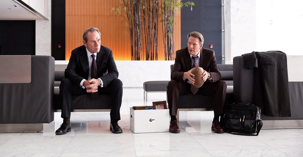 Tommy Lee Jones e Chris Cooper interpretam dois executivos de alto escalão que ficam desnorteados após serem demitidos — Foto: Reprodução/JustWatch