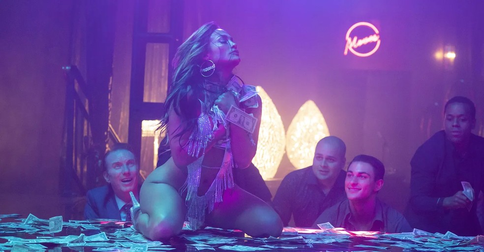 Jennifer Lopez é uma stripper que orquestra um golpe para garantir sua estabilidade financeira — Foto: Reprodução/JustWatch