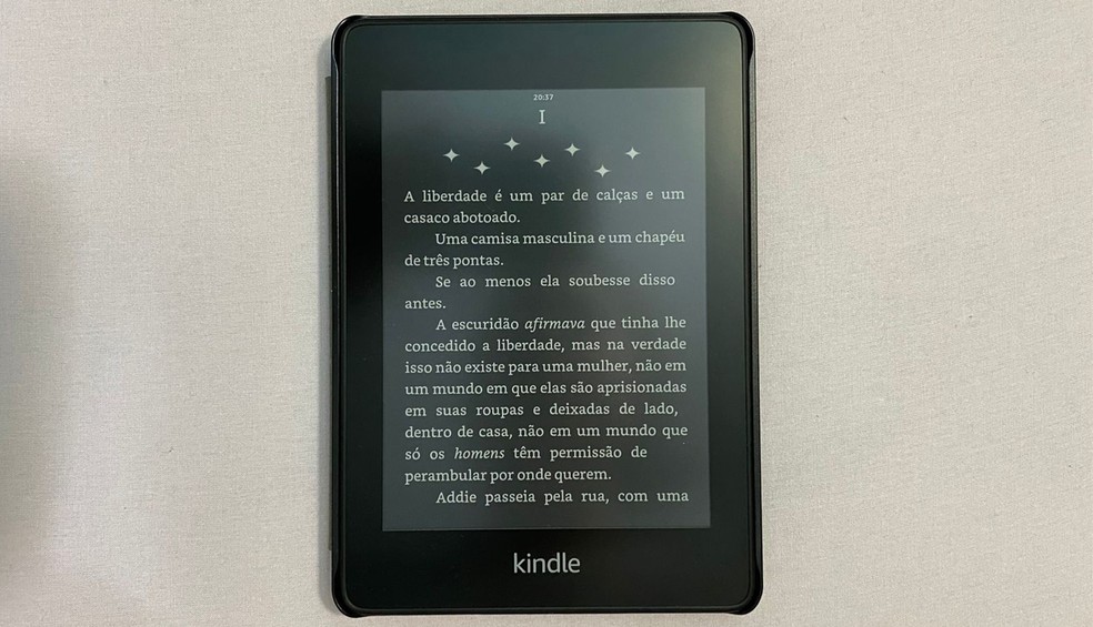 Alguns modelos do Kindle trazem recurso modo escuro — Foto: Giovana Guerra/TechTudo