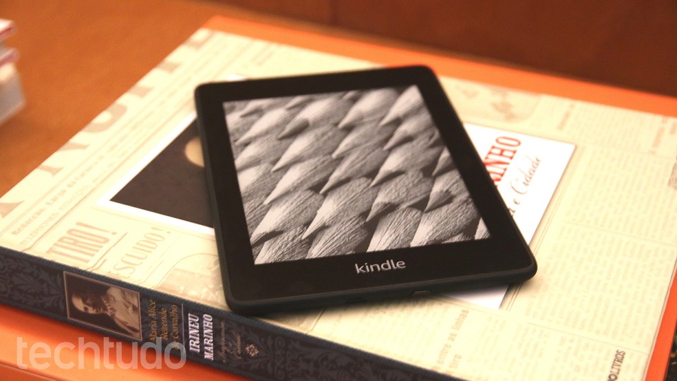 Kindle Paperwhite, ao contrário do 11ª Geração, é à prova d'água — Foto: Murilo Tunholi/TechTudo
