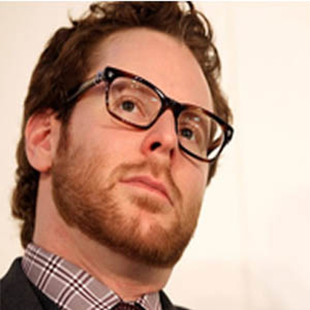 Mark Zuckerberg e Sean Parker discutem em boate sobre a parceria do