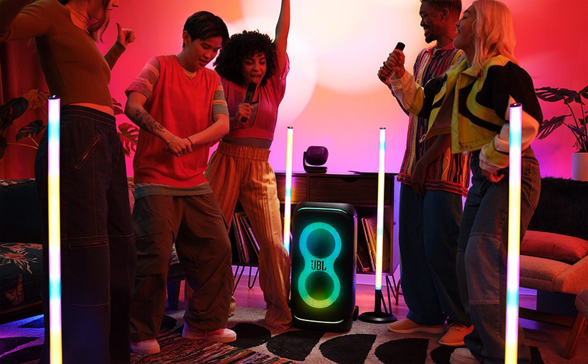 JBL PartyLight Stick vale a pena? Veja preço e tudo sobre o bastão de luz