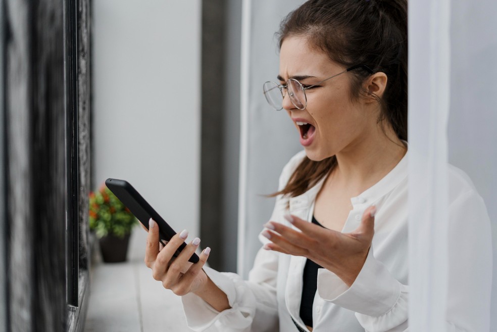 O agravamento de condições psicológicas é comum em quem é "viciado" em notificações — Foto: Reprodução/Freepik