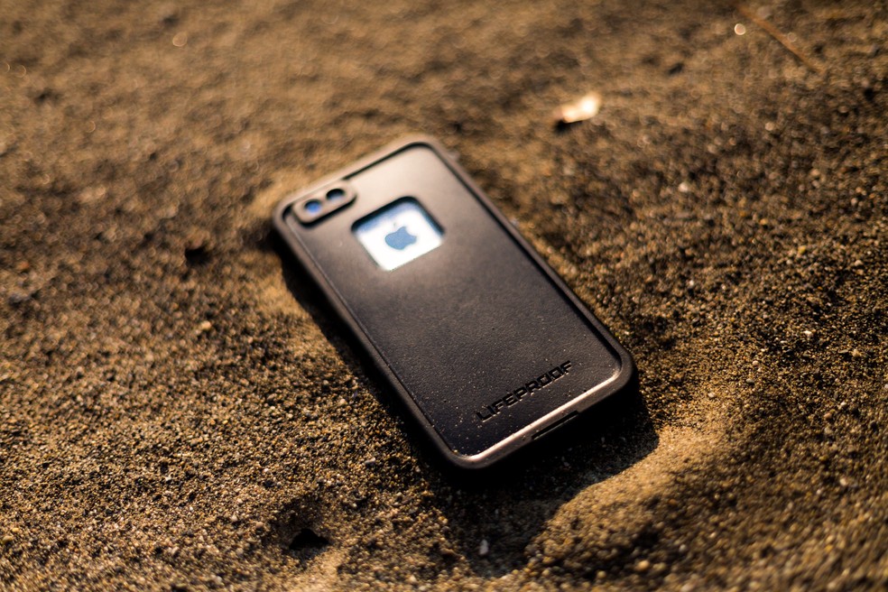 Celular na areia da praia — Foto: Jewel Mitchell/Unsplash
