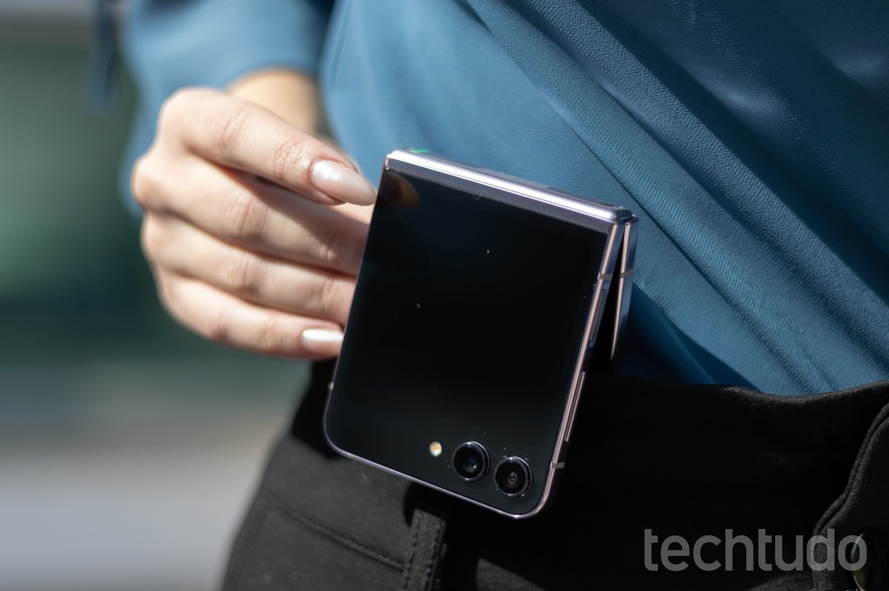 Galaxy Z Flip 5 no bolso — Foto: Mariana Saguias/TechTudo