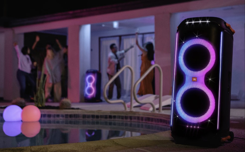 JBL PartyBox 710 é indicada, inclusive, para festa na piscina — Foto: Divulgação/JBL