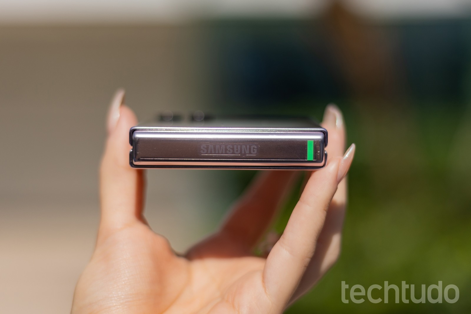 Galaxy Z Flip 5 fechado, com foco na dobradiça — Foto: Mariana Saguias/TechTudo
