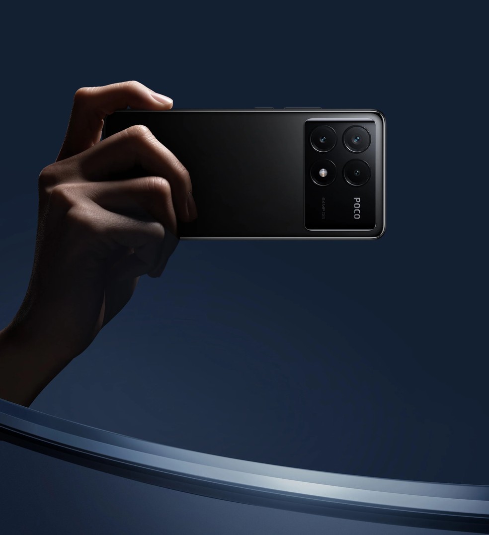 Poco X6 Pro sendo segurado pra foto — Foto: Reprodução/Xiaomi