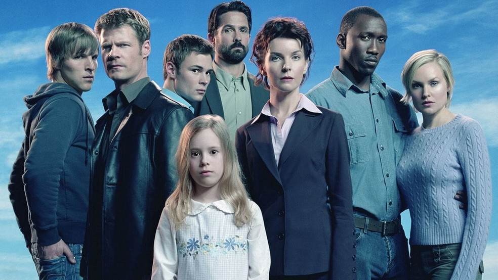 Um grupo de investigadores do governo tentam descobrir a verdade por trás do desaparecimento e retorno inesperado de 4.400 pessoas — Foto: Reprodução/The Movie Database