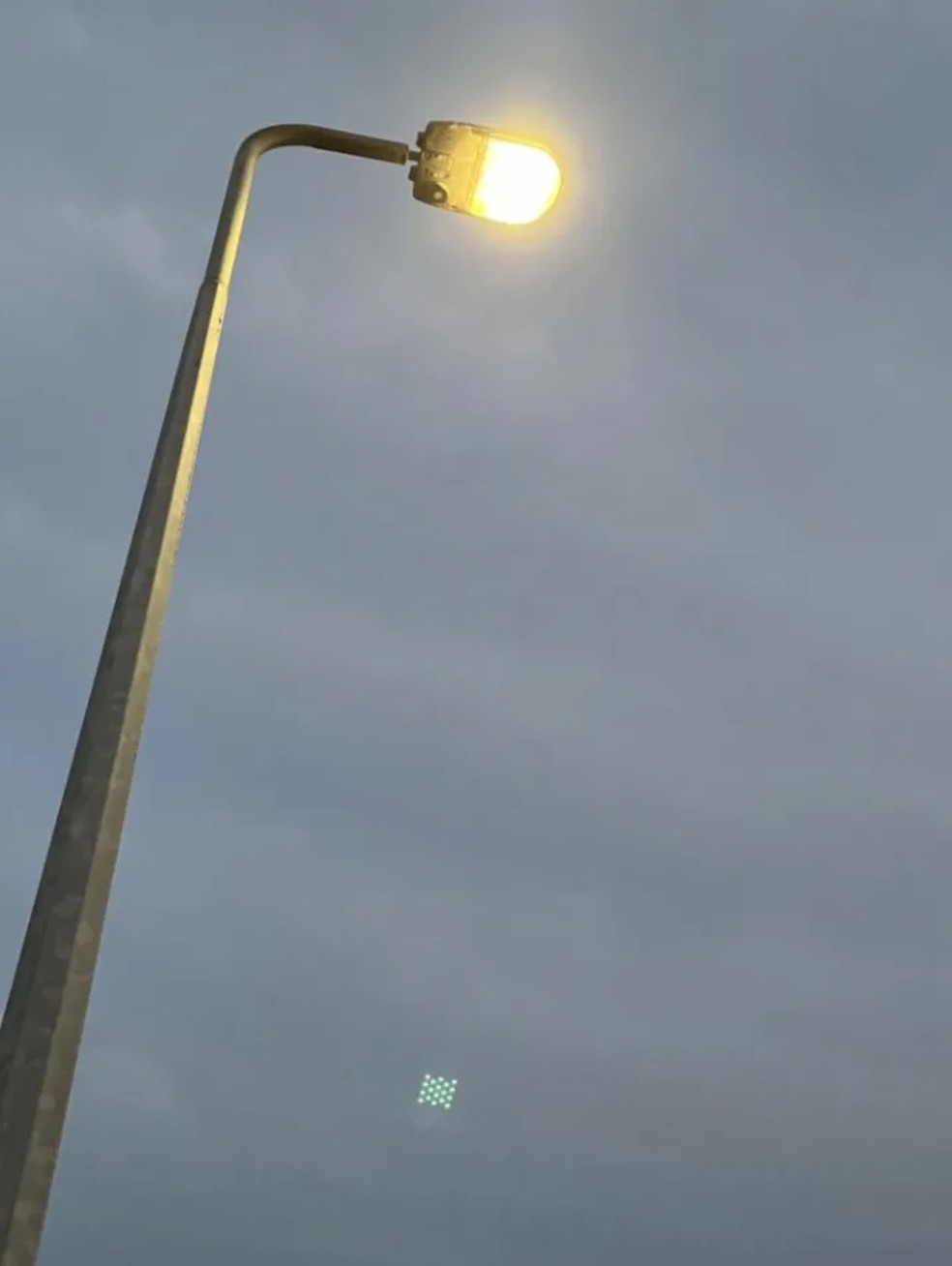 Foto postada no Reddit com os pontos verdes — Foto: Reprodução/Reddit