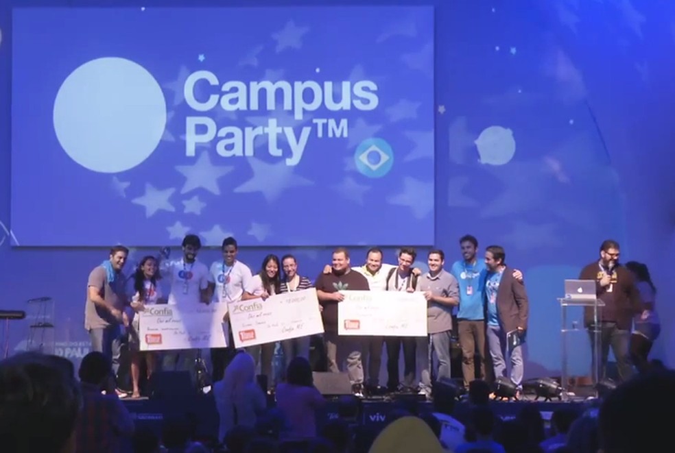 Ganhadores da Maratona de Negócios posam para foto na premiação da Campus Party 2015 (Foto: Reprodução/Campus Party) — Foto: TechTudo