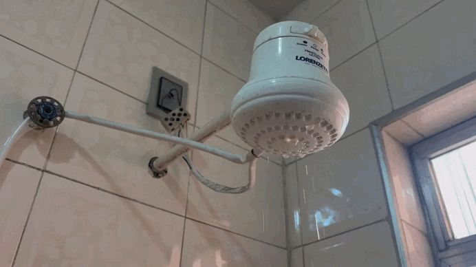 Chuveiro não para de pingar? Vídeo mostra solução; saiba economizar água