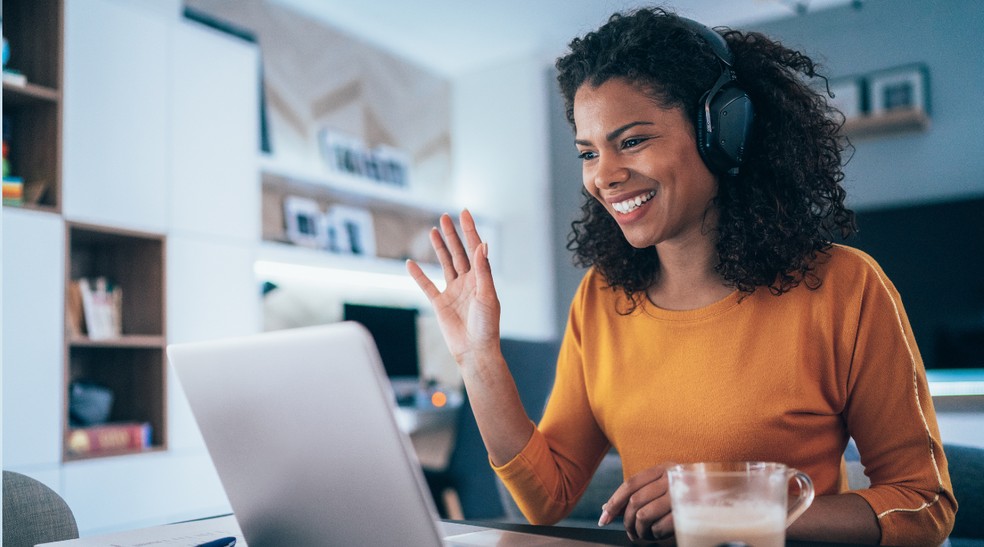 Olhar para a câmera, sorrir e acenar são sinais de interesse e simpatia — Foto: Reprodução/Canva