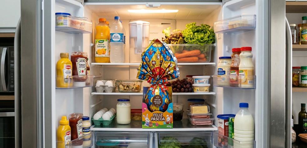 Ovo de páscoa deve ser embalado com papel alumínio ou filme plástico para ser guardado na geladeira — Foto: Francisco Paulo/Nano Banana Pro