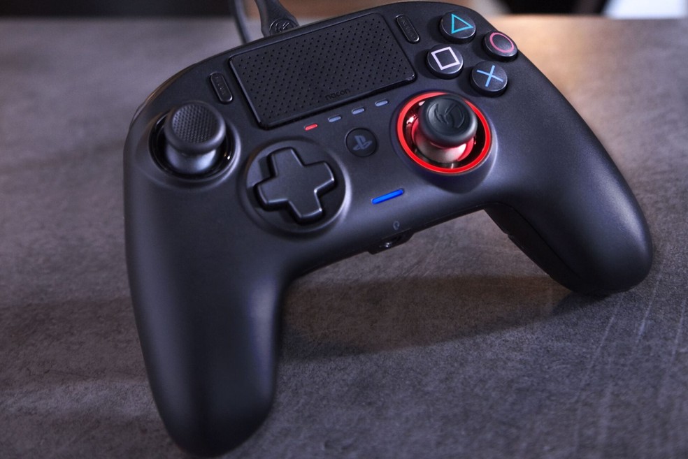 Nacon Revolution Pro Controller 3 é o controle mais robusto da lista — Foto: Reprodução / WCCFTECH
