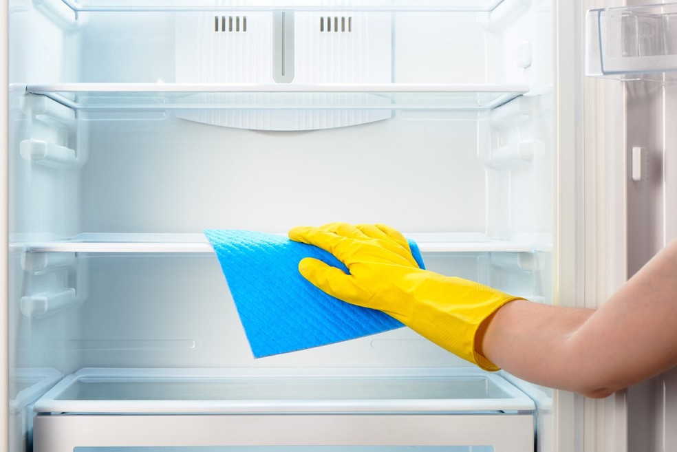 Veja como limpar a geladeira por dentro, por fora, com acabamento de inox e mais; guia ainda ensina a como limpar a borracha da geladeira — Foto: GETTY IMAGES/ANDREWRAFALSKY