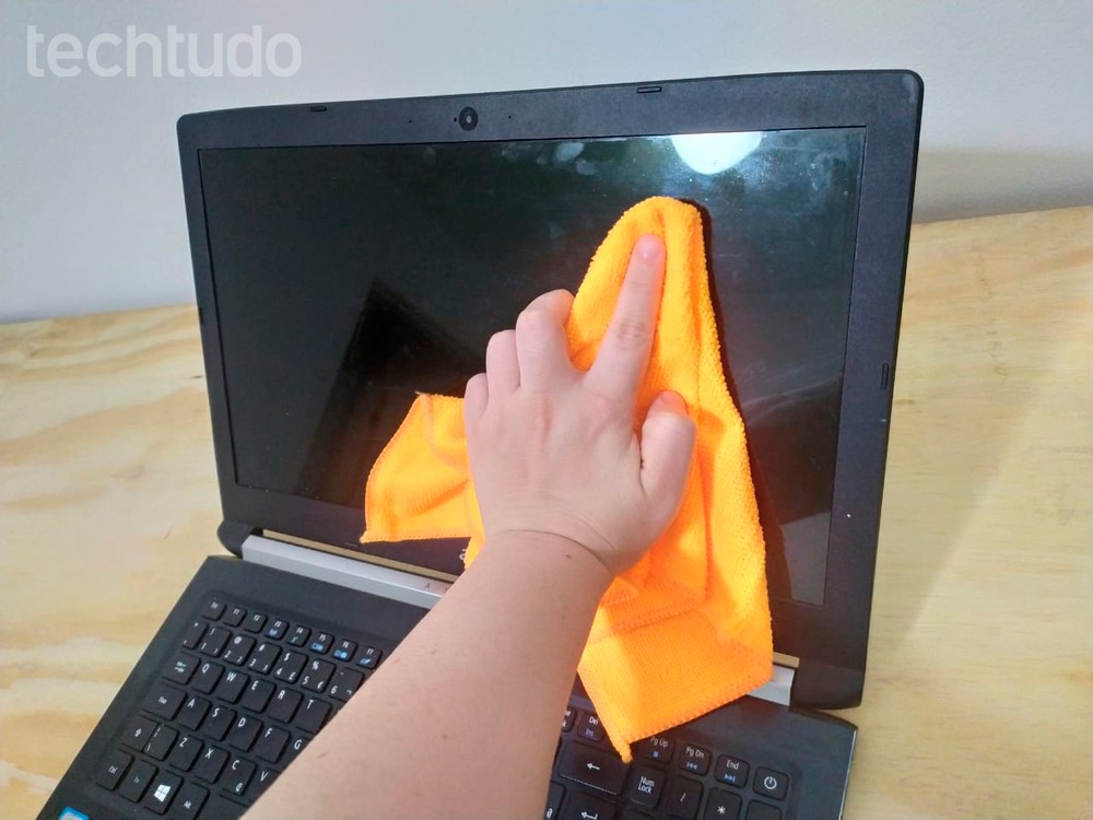 Como limpar a tela do notebook