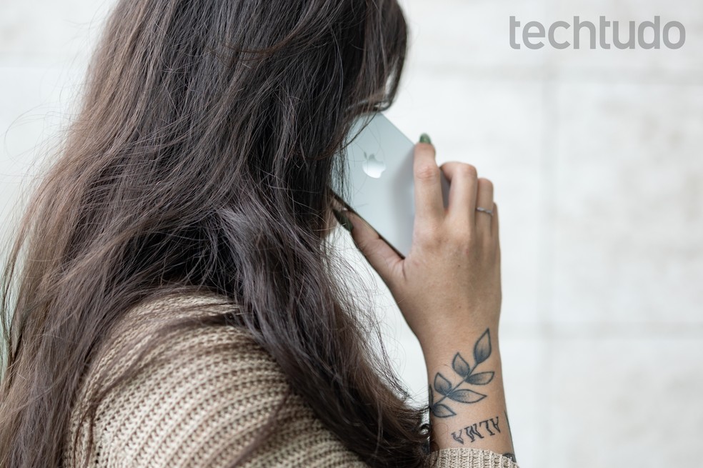 Mulher fazendo ligação no iPhone — Foto: Mariana Saguias/TechTudo