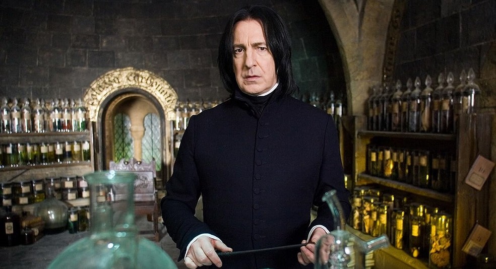 Severo Snape é um professor sarcástico, que costuma ser bastante hostil com seus alunos — Foto: Reprodução/IMDb