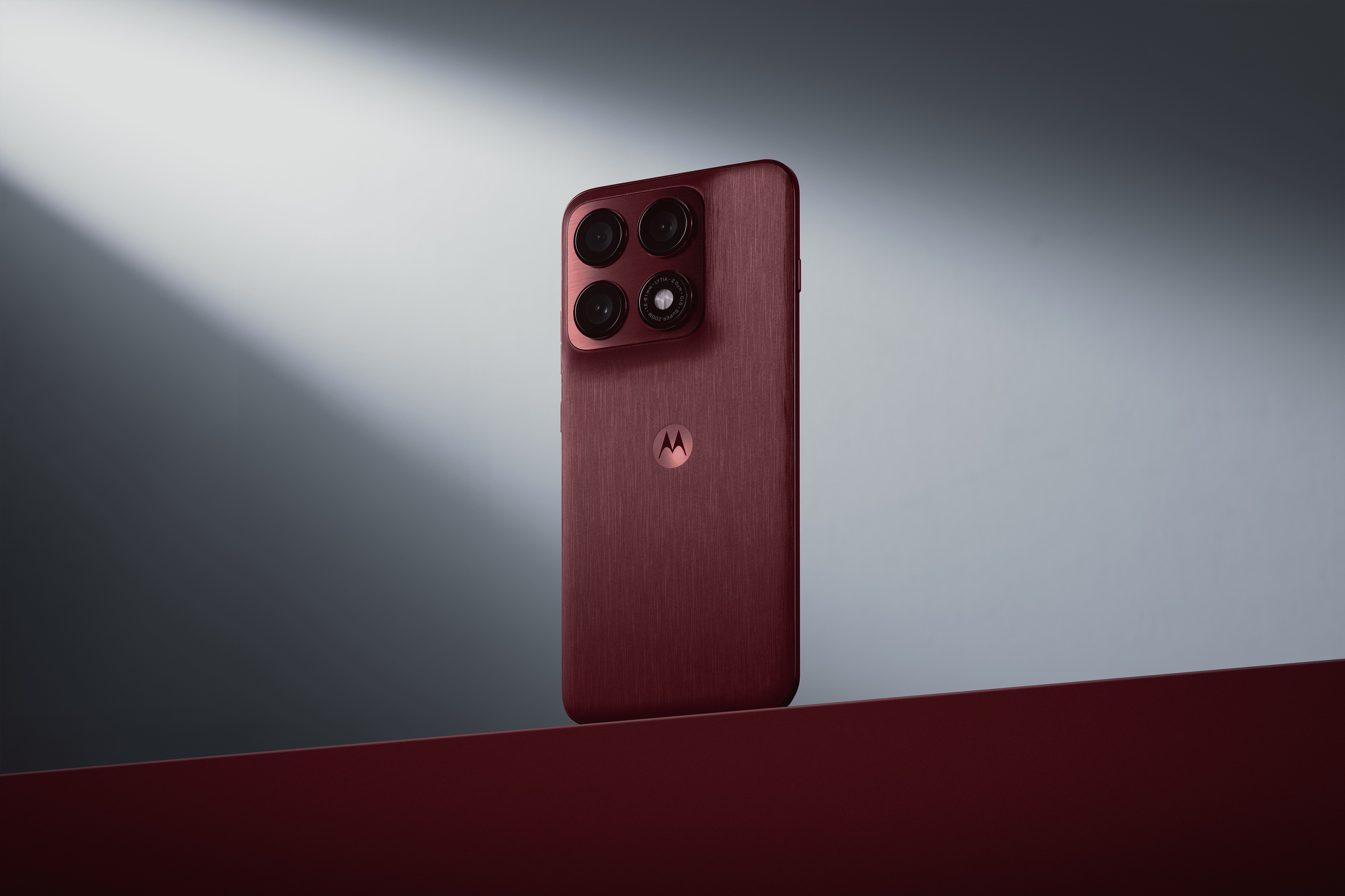 Motorola Edge 70 Pro chega com design fino, alta resistência e muita bateria