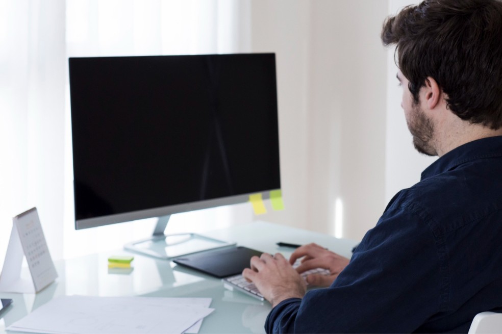 Monitor não liga? Entenda causas e o que fazer antes de trocar o eletrônico