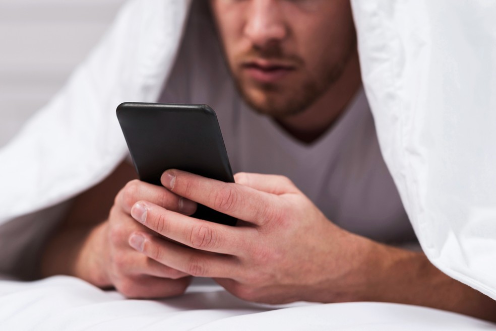 O uso do celular na hora de dormir pode causar insônia, prejudicando o sono e também a produtividade — Foto: Freepik