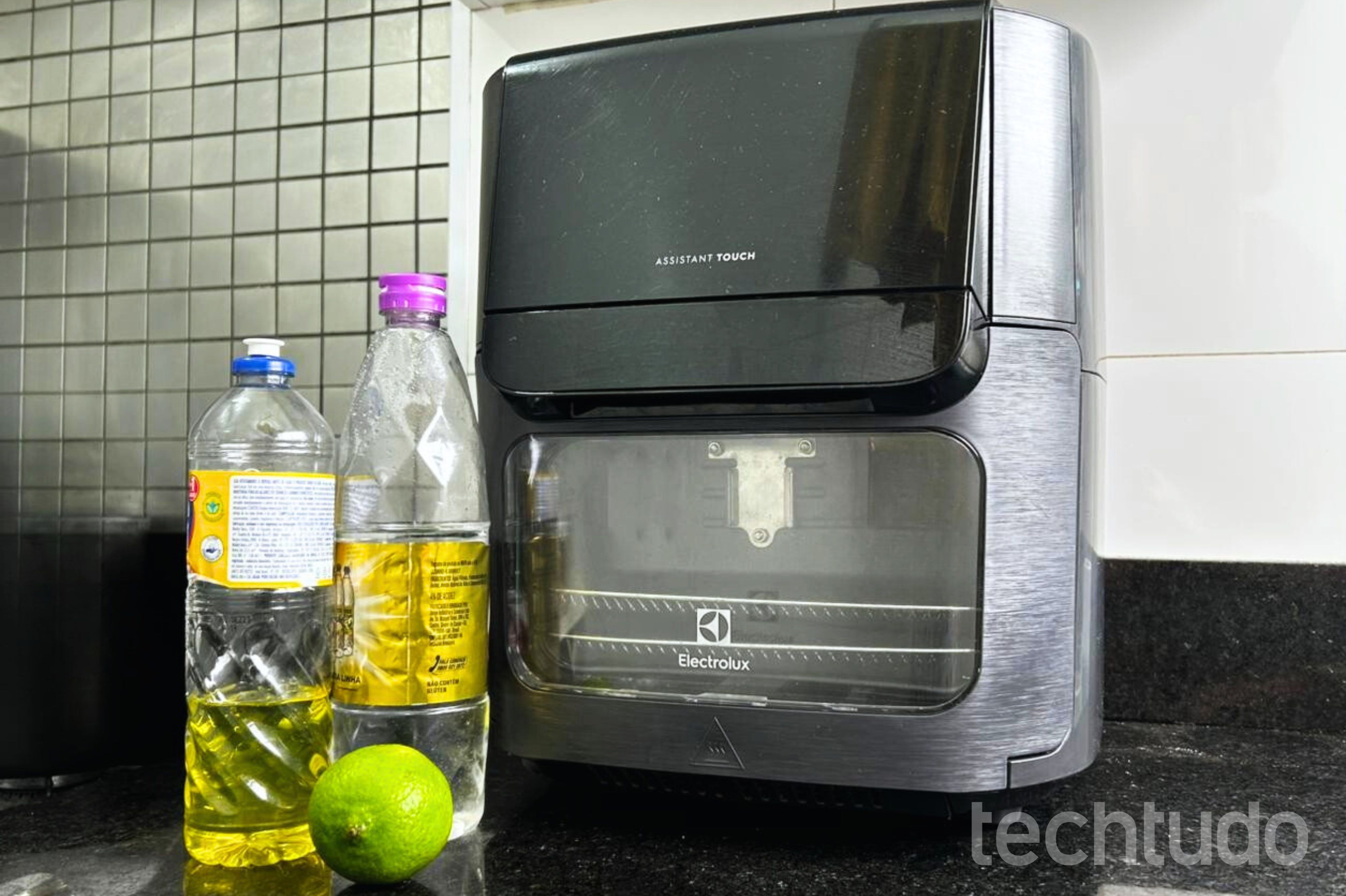 Qual o melhor método para desengordurar air fryer? Testamos!