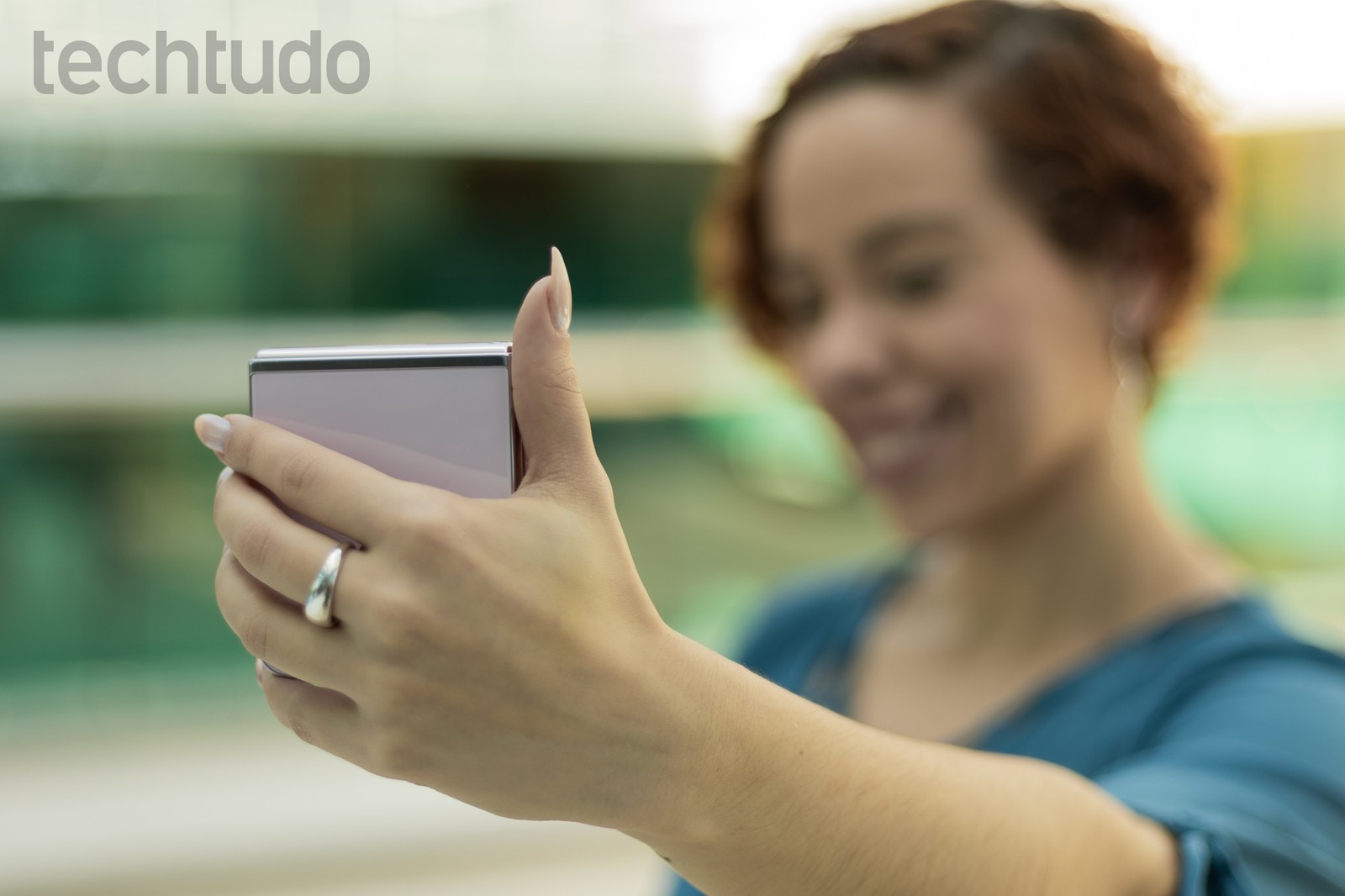 Tirando selfie com a câmera traseira do Galaxy Z Flip 5 — Foto: Mariana Saguias/TechTudo