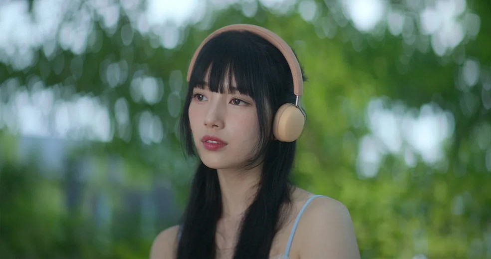 Bae Suzy é Doona, uma ex-estrela do K-pop que tem uma vida cheia de segredos — Foto: Reprodução/Asia On