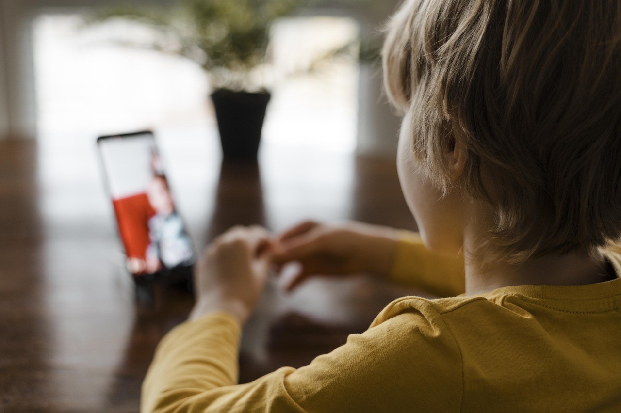 Qual o melhor aplicativo para monitorar o celular dos filhos grátis?