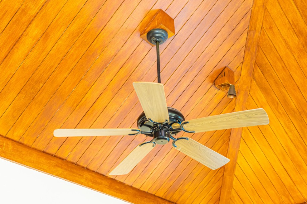 6 sinais de que o ventilador de teto pode cair e o que fazer para evitar
